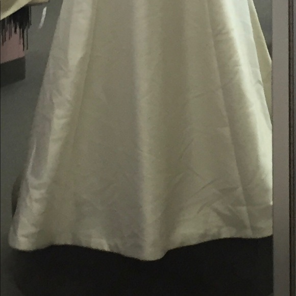 A-Line, ivory wedding dress. Size 4 - Picture 3 of 4